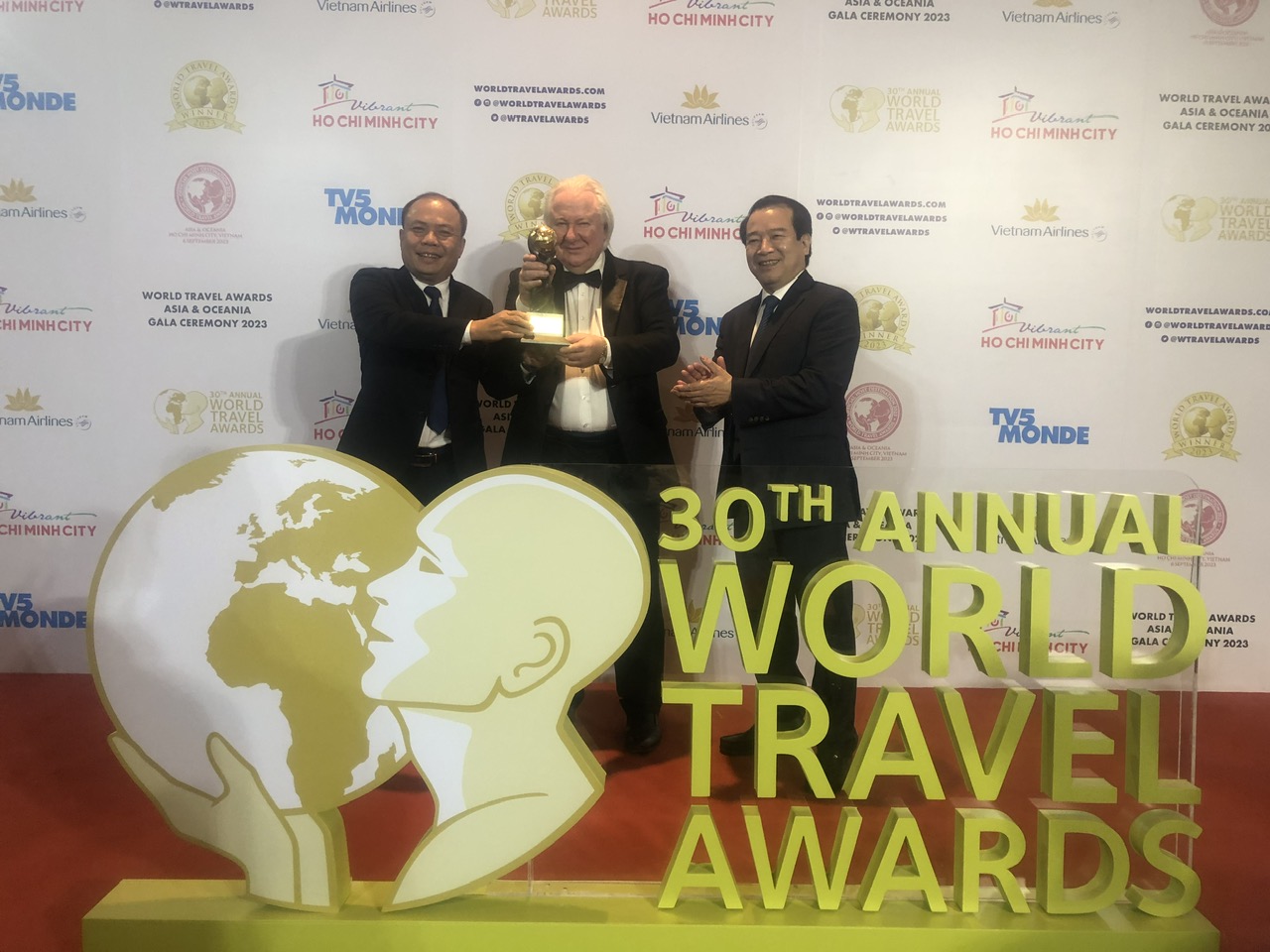 Phó Cục trưởng Cục Du lịch quốc gia Việt Nam Hà Văn Siêu và ông Nguyễn Văn Chính, Giám đốc Vườn quốc gia Cúc Phương nhận giải thưởng của World Travel Awards